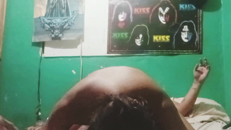 BigassMILF40: Brunetka s velkým zadkem se doma nudila a zavolala svému...