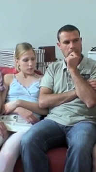 Dwaj niedawno zaręczeni chłopcy uprawiają seks grupowy ze swoim ojczymem i jego żoną