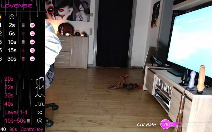wicki von trannyston: Palmada e chupando vibrador online com controle do meu lush