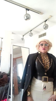 Une blonde à lunettes