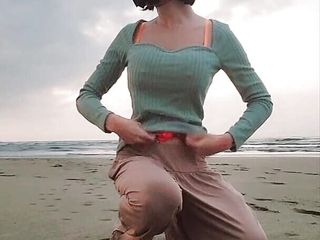 Notafuta Gina's Place: Ekshibicjonista na plaży! Gina Spust