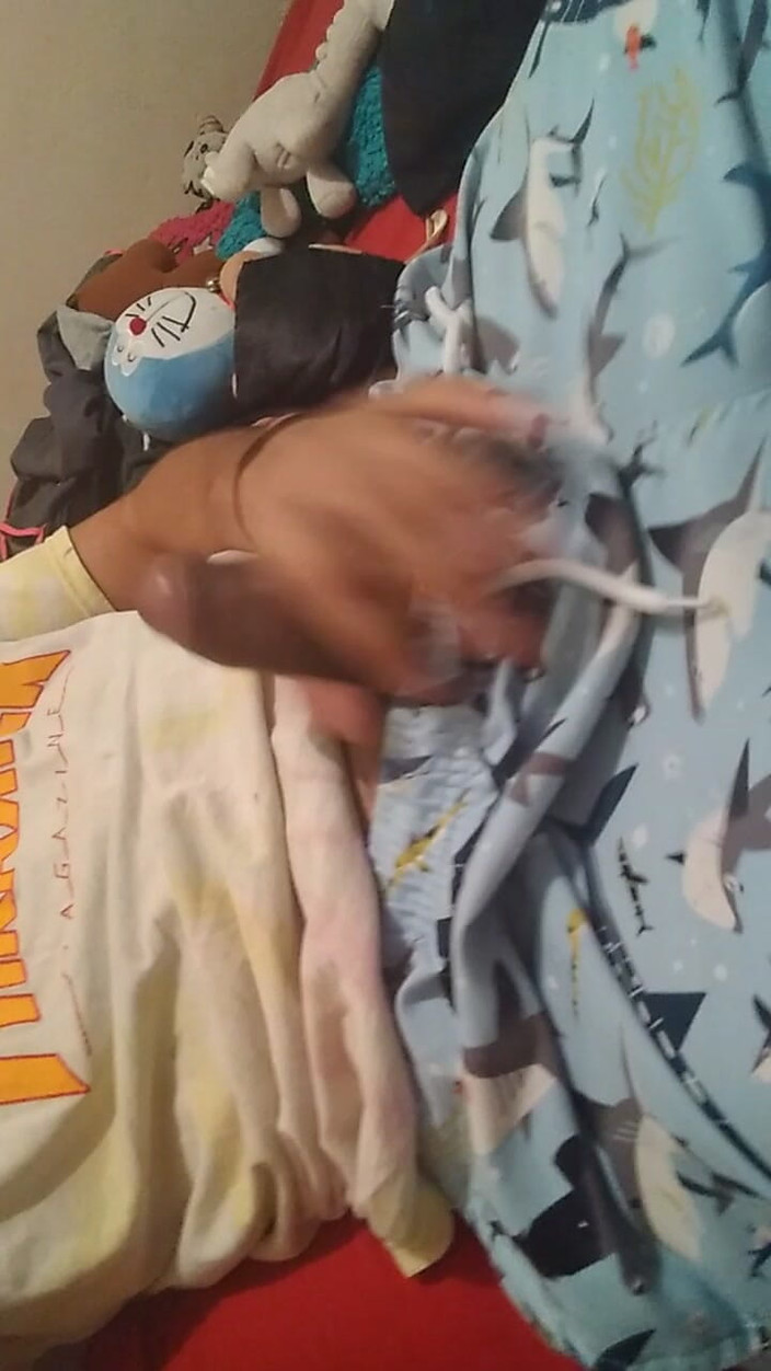 AlexAlejandro13: Raak me over mijn kleren aan