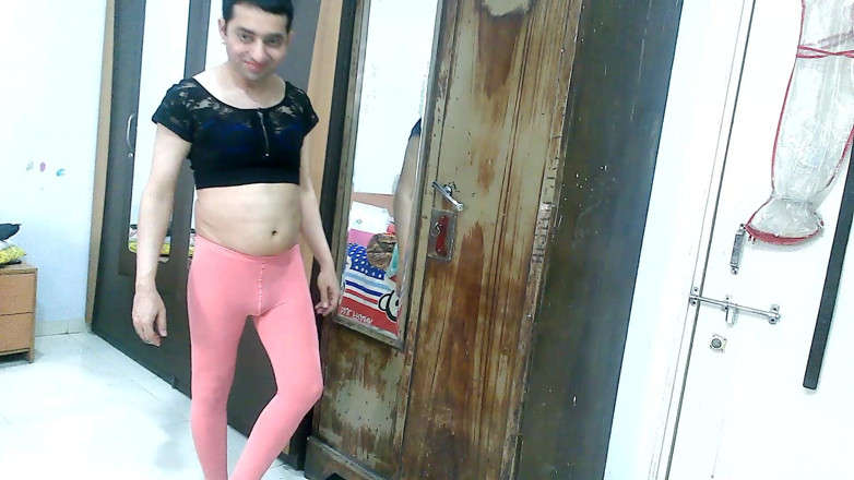 Cute & Nude Crossdresser: Drăguță transsexuală efeminată Femboy Sweet Lollipop într-o ținută drăguță mică.