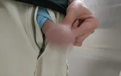 Kencing di urinoir - koleksi kencingnya!