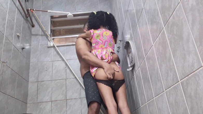 LeoOgro: Wir haben meine stieftochter im badezimmer verführt.