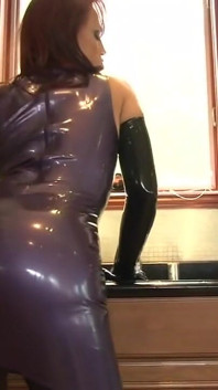 Rödhårig latex MILF knullad i köket från sin stora kuk