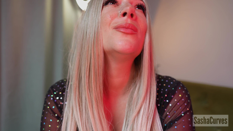 Sasha Curves: The Giantess Vip Room - 발을 먼저