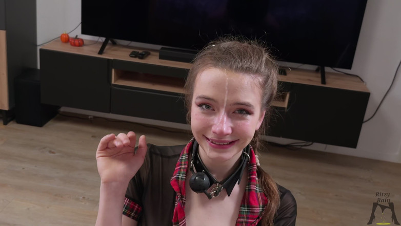 Ritzy Rain: Ritzy Rain gırtlağına kadar sikişmeden önce tasmasını ağzına top tıkayarak salya...