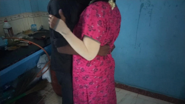 Benita sweety: Duas tias, um garoto, peitos quentes, chupando pau