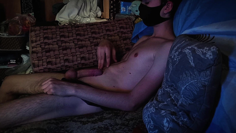 Fish Cam: Twink rozdziera majtki i uwalnia ją na gorąco