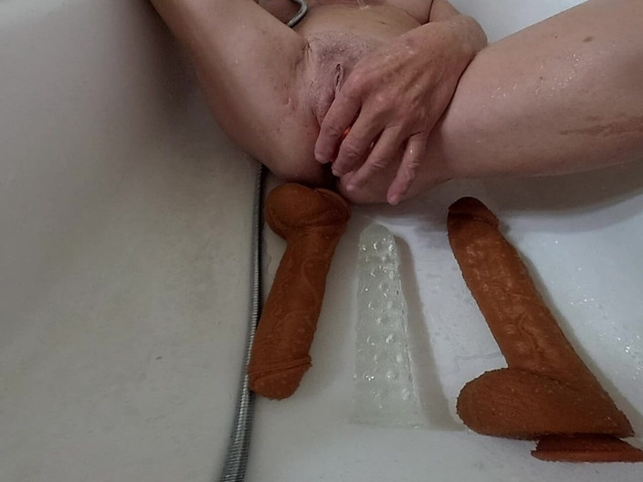 Lizzy Yum VR: Liz young VR 2025 dilata facendo il bagno sesso con un...