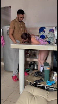 내 진짜 계모가 성숙한 주방에서 자위하고 나는 그녀를 맛있게 관통해