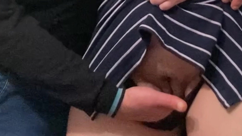 Niki studio: Ho lasciato che uno sconosciuto mi tocchi la figa sotto...