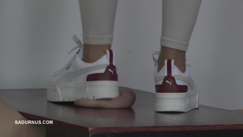 Sadurnus: La Padrona Natasa Sta Solo Toccando Il Suo Telefono