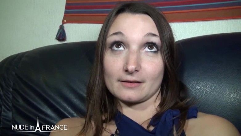 Nude in France: Si rambut coklat bertetek kecil yang cantik dikongkek keras berganda...