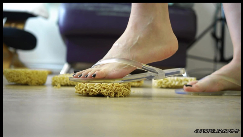 Rarible Diamond: Des pieds sexy se font écraser dans des tongs transparentes personnalisées