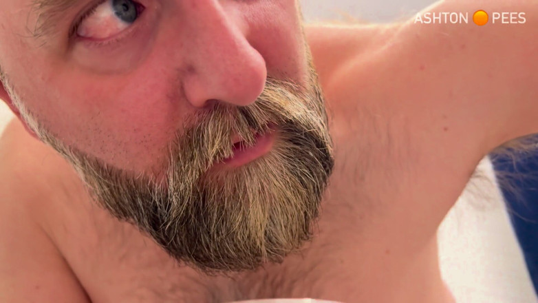 Beardedcummer: Sikanie 003 - Owłosiony Niedźwiedź sika w szkle