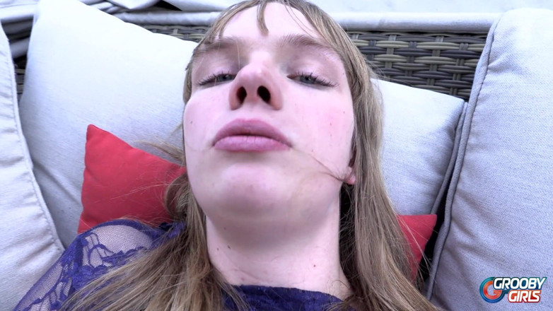 Grooby Girls: Lily Petals mângâie și ejaculează