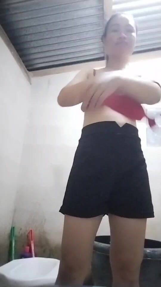 Lucky Kik: Mandi di kawasan luar bandar oleh Luckykik