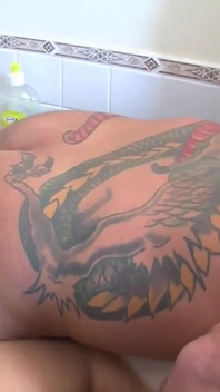 Une MILF tatouée à gros nichons dans la cuisine... Éjaculation sur les seins