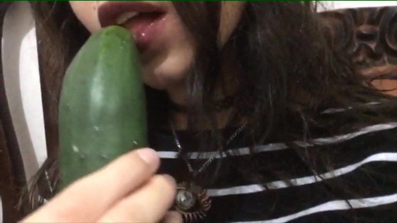 Adorable Teen: Awek Latina muda yang suka menghisap zakar cuba menghisap timun...