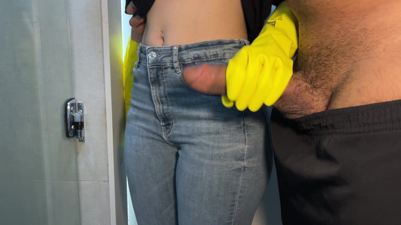 Levi Solen: La criada del hotel me atrapó masturbándome y decidió ayudarme