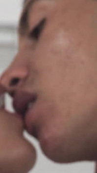 Збуджені колумбійські хлопці смокчуть і трахаються на дивані