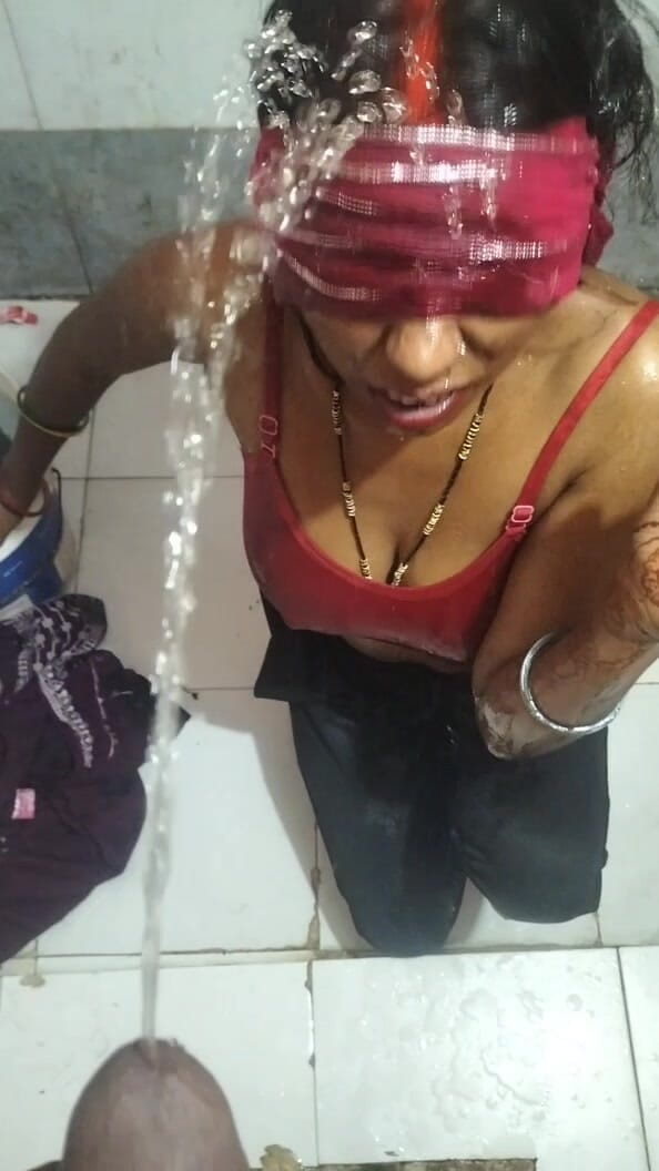 Desi kutiya: Пити сечу перед більш глибоким трахом в горло