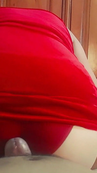 POV: Saya mengangkat gaun merah saya dan memerah semua susu daripadanya dengan mengisar pantat saya ke zakarnya