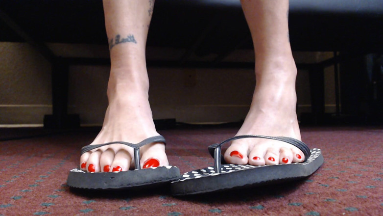 Abby Anna: Red toenails flipflop shoeplay