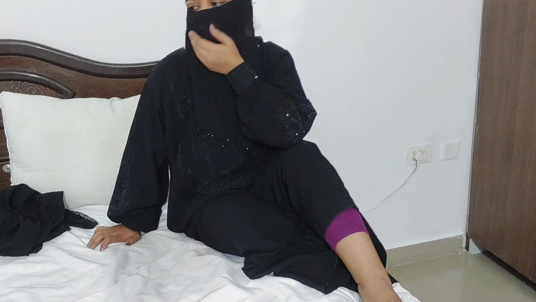 Desi Pari Bhabhi: イスラム教徒のブルカ女性が誤って義理の弟と犯された Jn ホテルの部屋