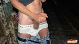 Grande pau gêmeo solo masturbando grande gozada ao ar livre pego masturbando Papi pendurado