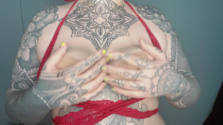 Miss Valentina: Pakaian dalam merah menyembah tetek