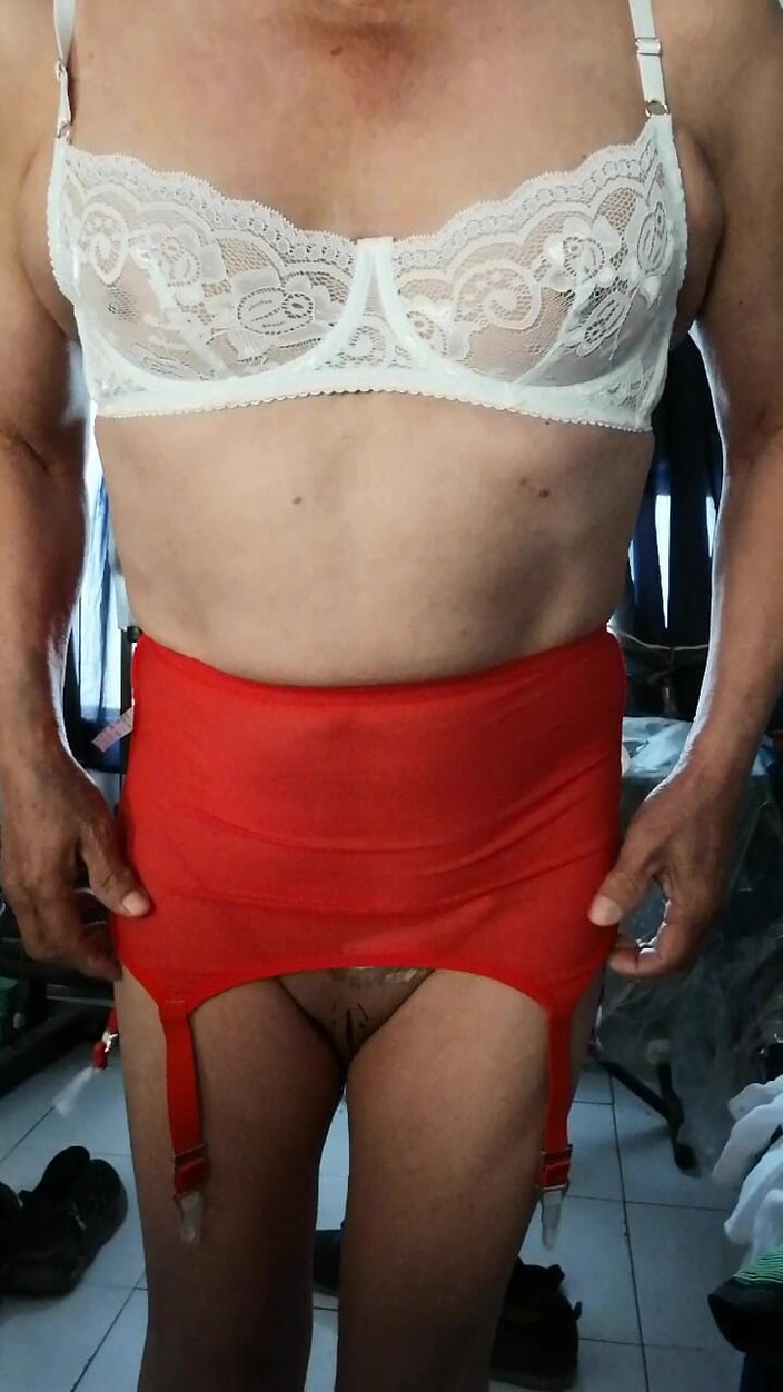 Marga9012: Mặc trang phục màu đỏ