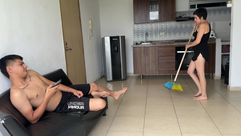 ManuelaAlvarez: My Big Ass latina nevlastní sestra čistí dům, přesvědčuji ji, aby...
