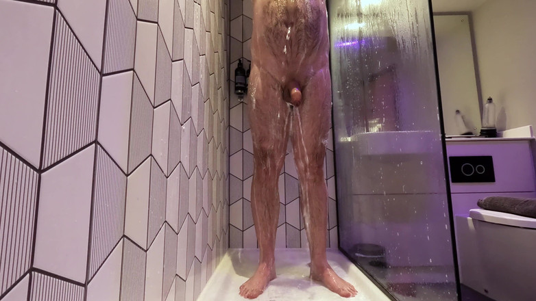 Alex Bear: Spălare de dimineață pentru un urs mare păros