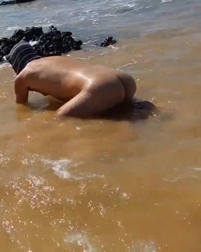 Ladysilvas: Ladysilva telanjang di pantai, ayo. Entot pantat bahenolku sekarang juga!