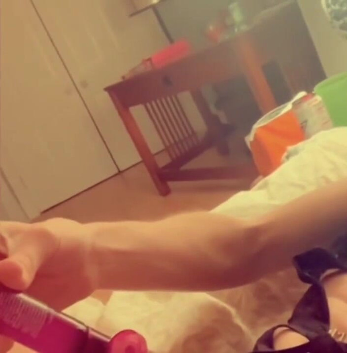 Chelly181818: Brinca comigo enquanto falo sujo com você!
