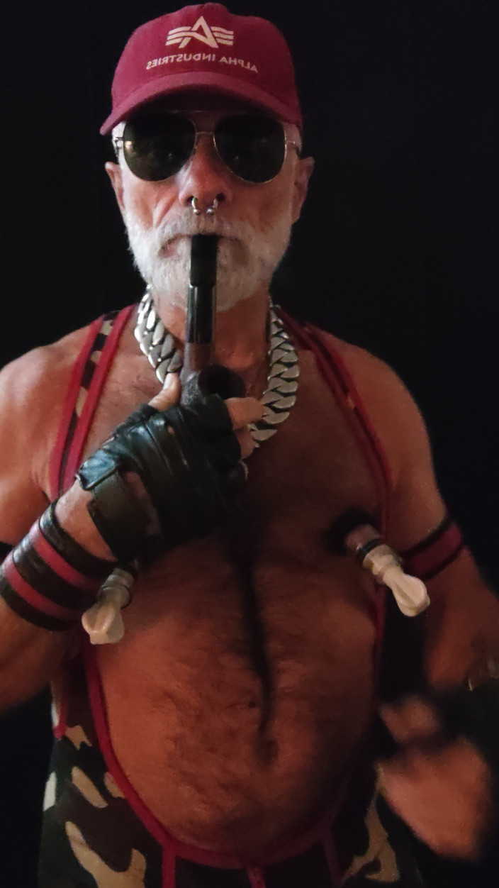 MusclesCigarsFFPig: Stiefvater raucht pfeife und pumpt nippel