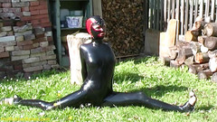 Fetish Islands: Mladá flexi latexová teenagerka se protahuje venku