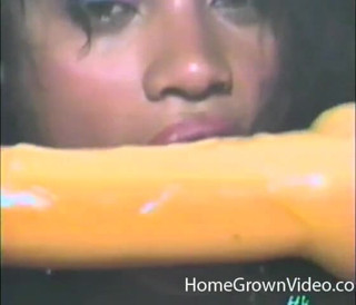 Homegrown Vintage: Awek eboni mengongkek dirinya dengan banyak dildo