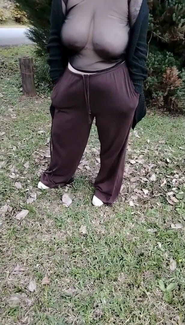 Priscila: Ma belle-mère marche dans un t-shirt transparent.