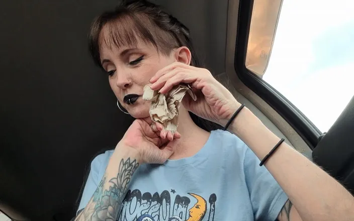 PandoraSG: Public Mukbang - Tacos in My Car