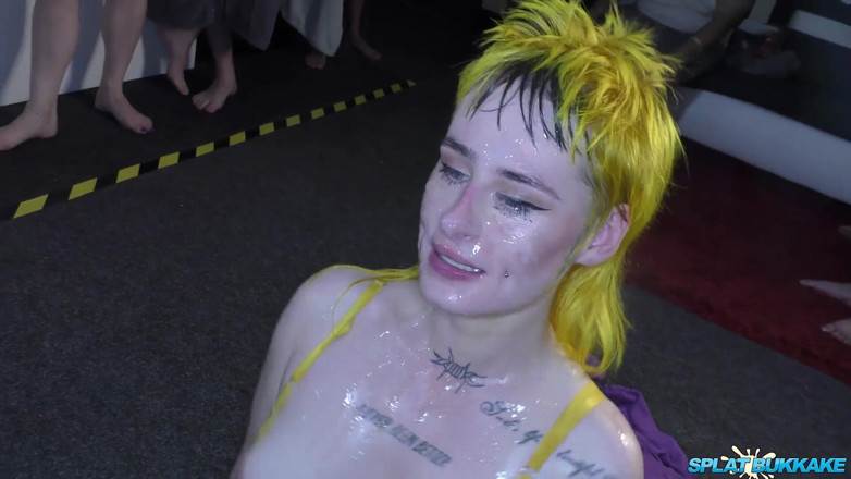 100% Amateur Gangbang and Bukkake from the UK!: 貪欲なパンクふしだらな女ラナバナナはいくつかの優れたフェイシャルを取ります