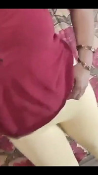 Kız arkadaşım her zaman yurt odamızda dans edip bu süreçte beni gülümsetiyor