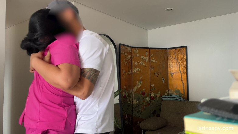 Latinaspy: Empregada com bunda enorme limpa apt então masturba seu chefe...