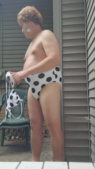 Victoria Lecherri: Dışarıda Çırılçıplak Yağlanıyor!