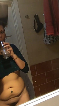Beky bebe seu próprio xixi
