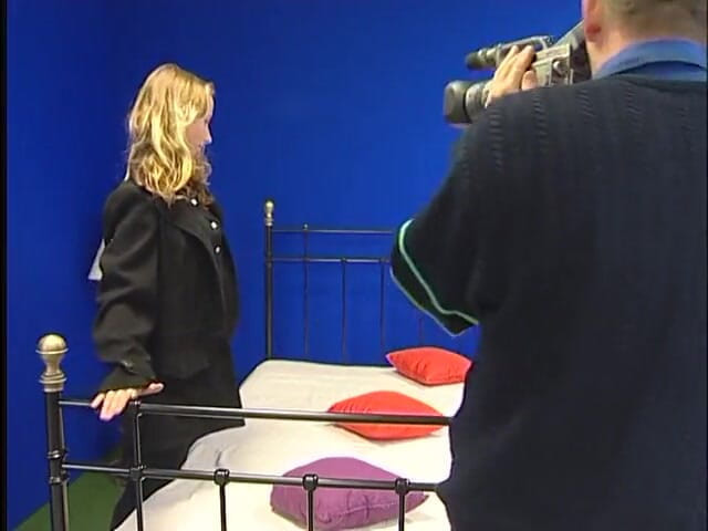 Dirty Teeny: Sexy blondes teen lutscht beim casting den schwanz eines älteren typen