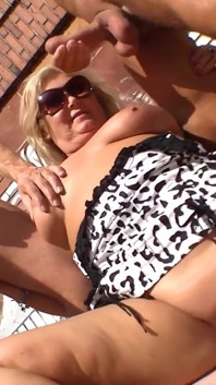 Toller gangbang-sex mit sinnlicher blonder erfahrener frau mit frechen titten wird vor der tür gespritzt